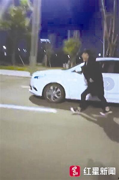 下车伸舌头的网红视频,网红新姿势引网友热议