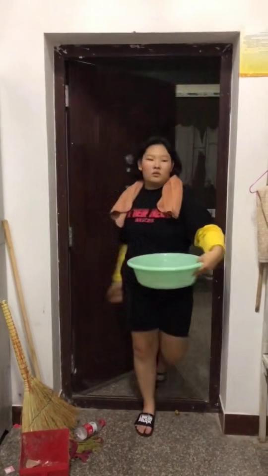 头条小姐姐跳舞表情包,头条小姐姐热舞表情包，萌态百出引网友狂欢