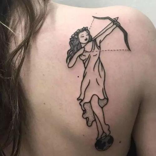 肋骨有心形纹身明星